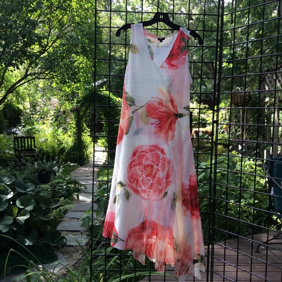Komarov Dresses & Skirts - New, never worn Komarov Sleeveless Floral Dress-
